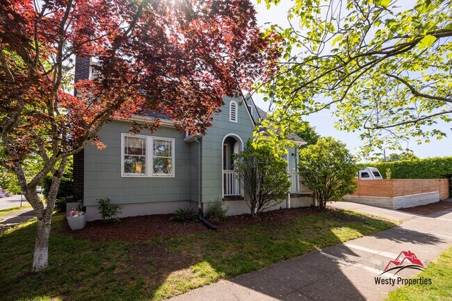 Building Photo - 3637 NE Alameda St