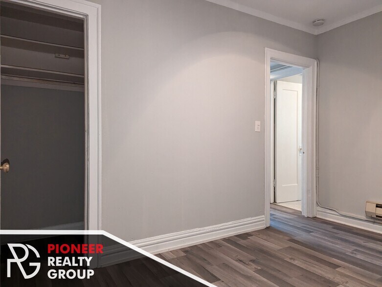 Building Photo - 429 W Roscoe St