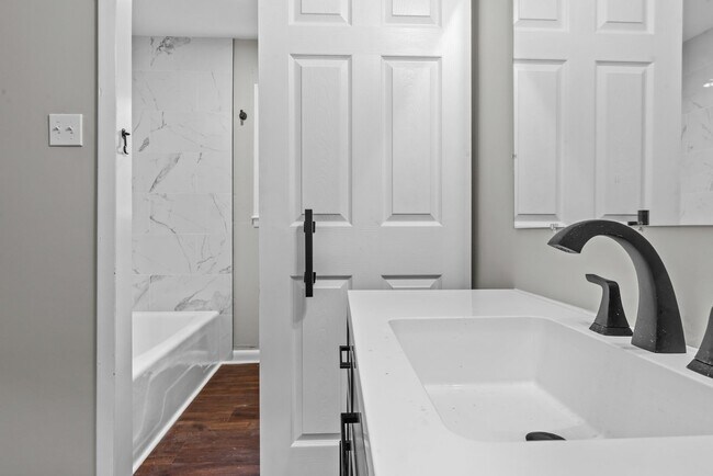 Building Photo - Charming Weatherly Woods Home with In-Law ...