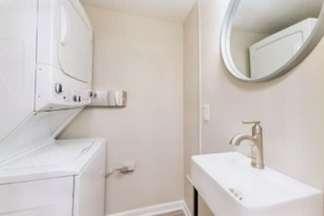 Building Photo - Renovated ~ 2 bedroom / 1.5 Townhome in We...