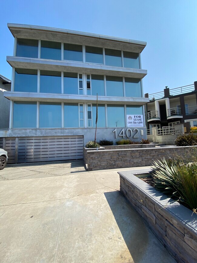 Primary Photo - La Reina Apartments