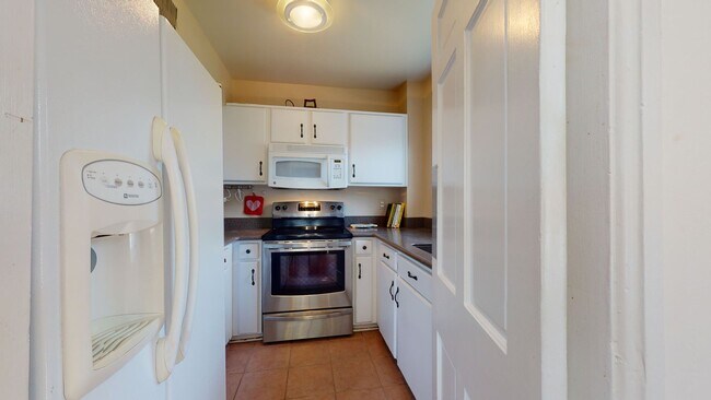 Building Photo - McLean Gardens 1,000 Sq Foot Loft Style Ap...