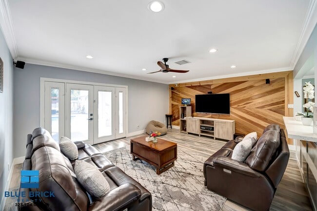 Building Photo - 5839 Vanalden Ave