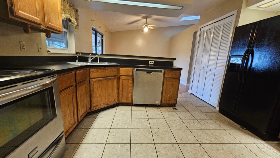 Building Photo - 1371 Melshire Ave