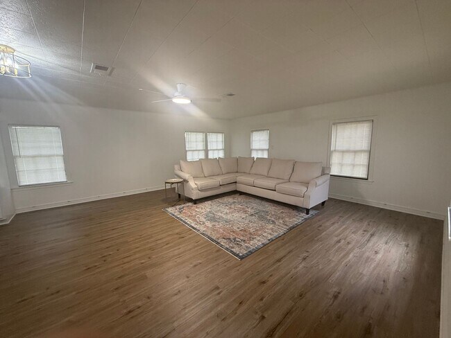 Building Photo - Cozy 3 bedroom, 2 bathroom home in Lake Charles