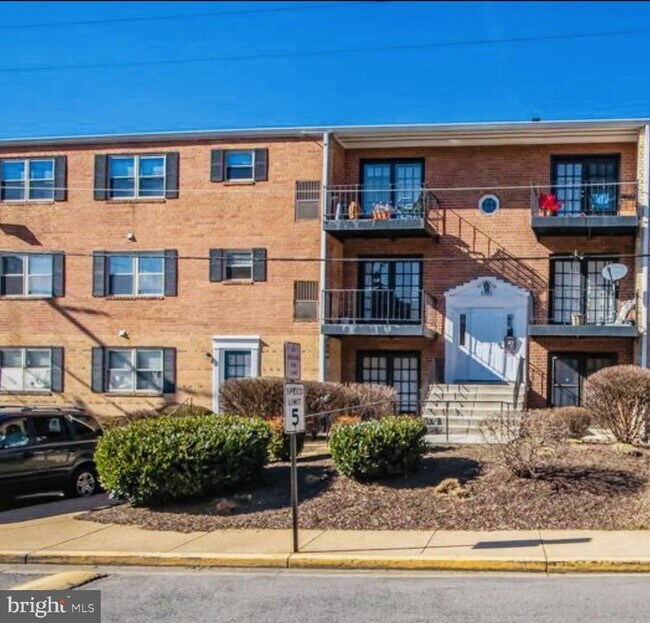 Building Photo - 5931 Quantrell Ave