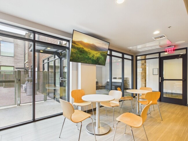 Building Photo - Modern East Austin Condo with City Views & Unmatched Walkability