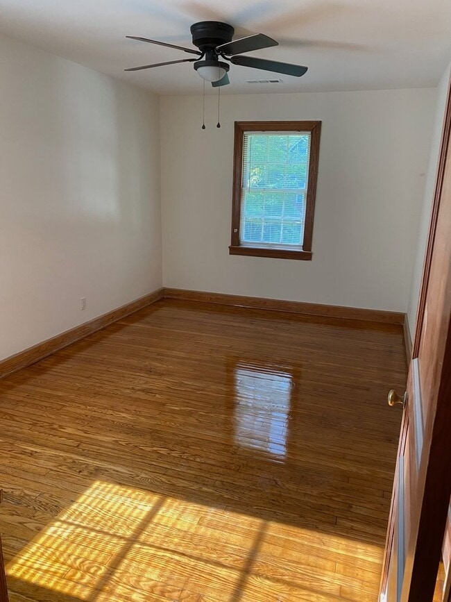 Building Photo - 903 E Lytle St