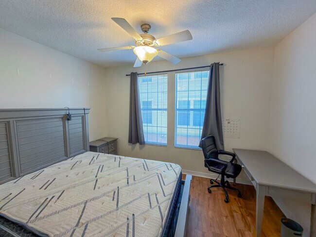 Building Photo - Campus View 1257 #206
