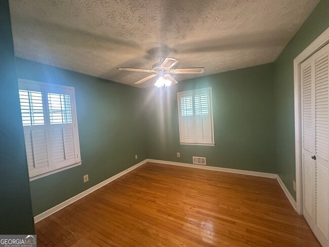 Building Photo - 3053 Menlo Park Dr