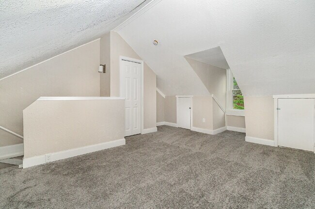 Building Photo - "Charming 3-Bed Townhouse Retreat in the H...