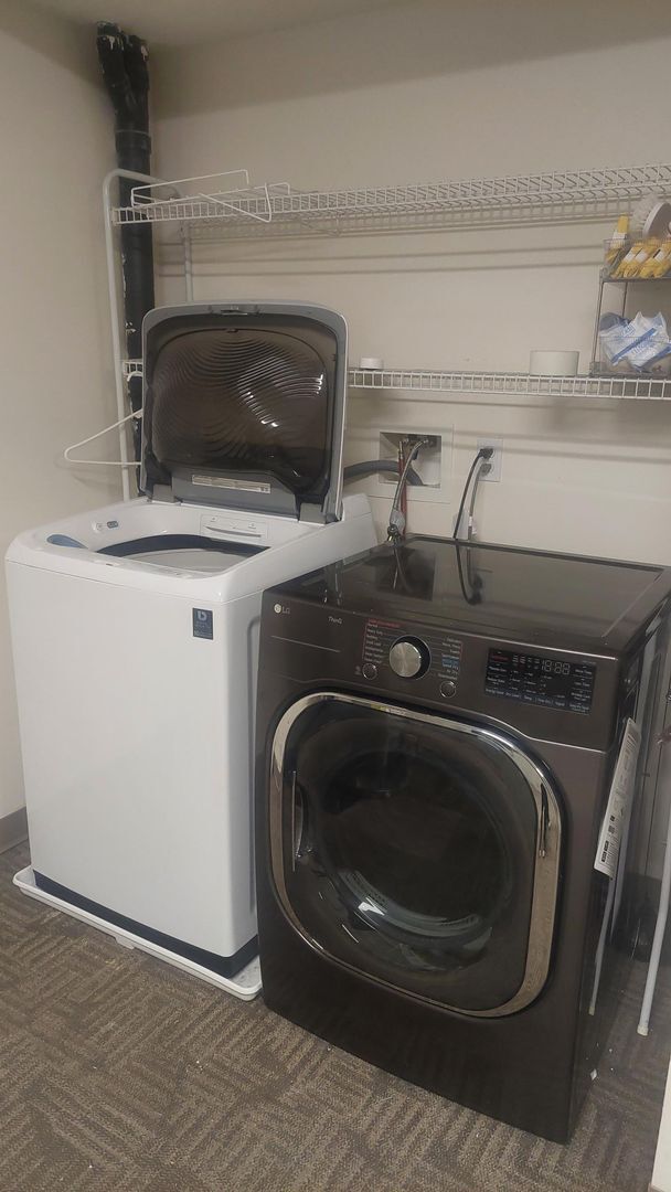 Building Photo - Spacious Townhouse w/Renovated Bathroom