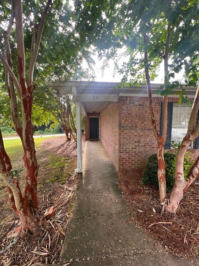 Building Photo - Center 628-630