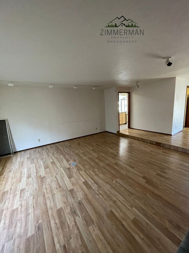Building Photo - 3 Bedroom, 3 Bathroom Home in Beautiful Sh...