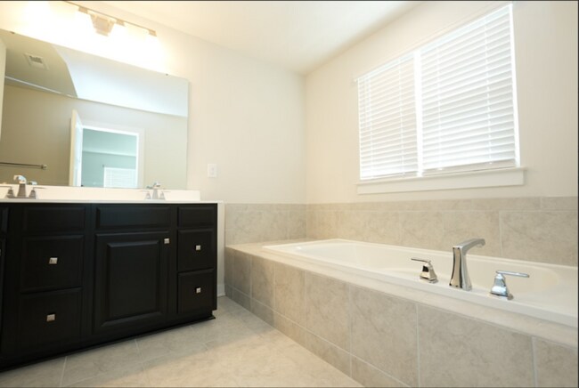 Building Photo - Wonderful 3BR 2BA Home w/ Upgraded Kitchen • Assigned Parking • Patio & Porch in Concord