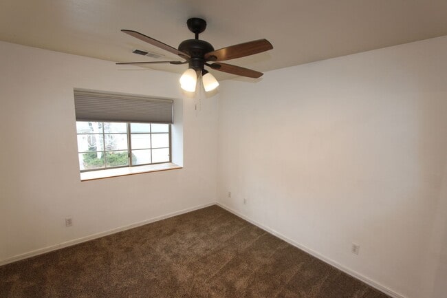 Building Photo - PRICE IMPROVEMENT 3-Bed / 2.5-Bath Townhome in Boulder Point LEASE THROUGH JULY