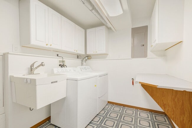 Building Photo - Charming Tri-Level Home in Ideal Location ...