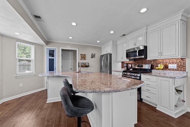 Building Photo - 5845 Glen View Dr