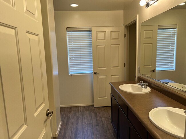 Building Photo - 4137 E Shadow Branch Dr