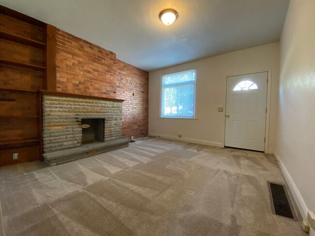 Building Photo - Spacious Two Bedroom Townhouse in Squirrel Hill! Fully Equipped Kitchen & W/D Included! Call Today
