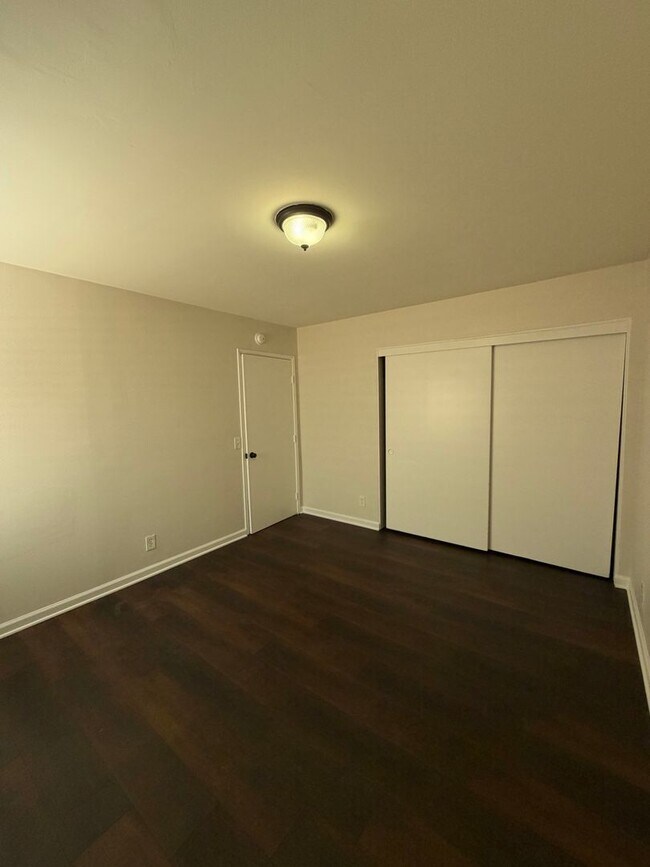 Building Photo - 1125 E Ventura St