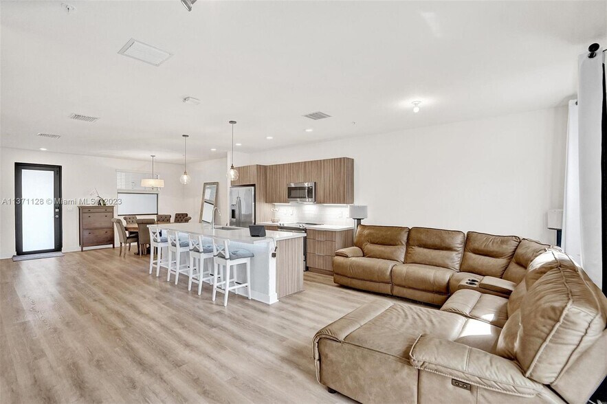 Building Photo - 10437 NW 82nd St