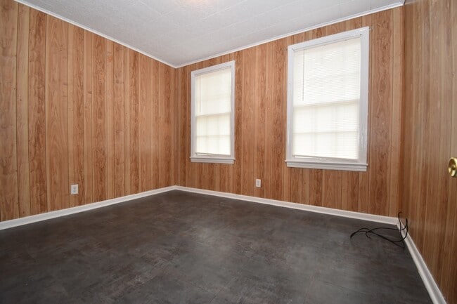 Building Photo - Spacious 3 Bedroom House