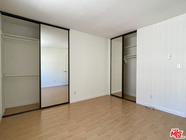 Building Photo - 972 Larrabee St