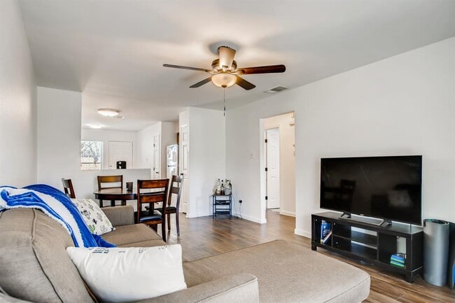 Building Photo - 312 W William Cannon Dr