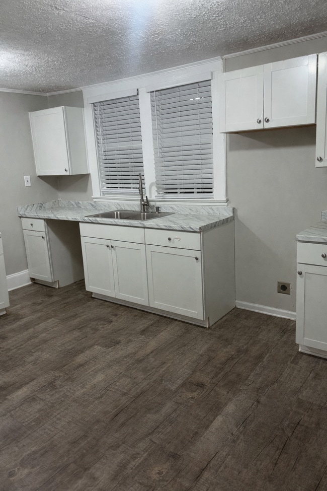 Building Photo - 554 Lynmore Ave