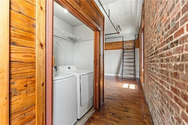 Building Photo - 558 St Francis St
