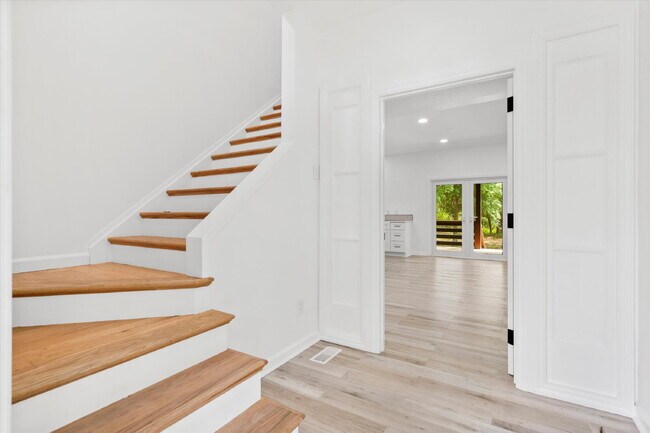 Building Photo - "Spacious 4-Bed Oasis with Guest Suite on Johns Island - Your Dream Home Awaits!"