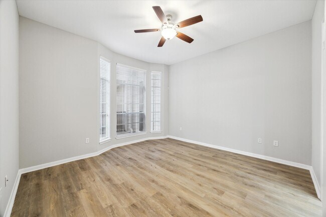 Building Photo - 5353 Memorial Dr