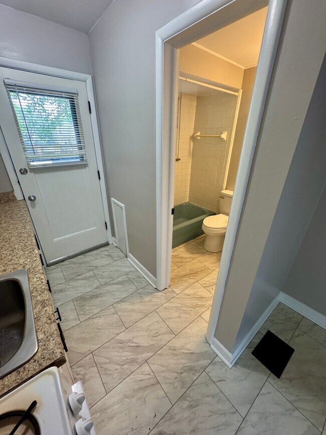 Building Photo - 1 Bedroom ~ Grandview Area