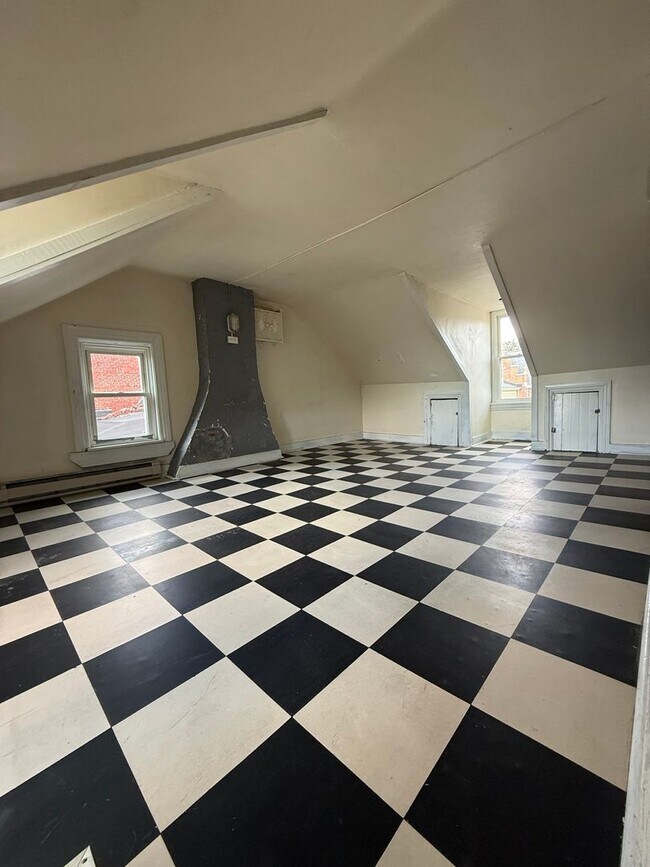 Building Photo - Spacious 4 bedroom House