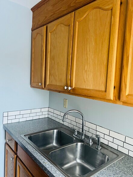 Building Photo - 876 Middle St