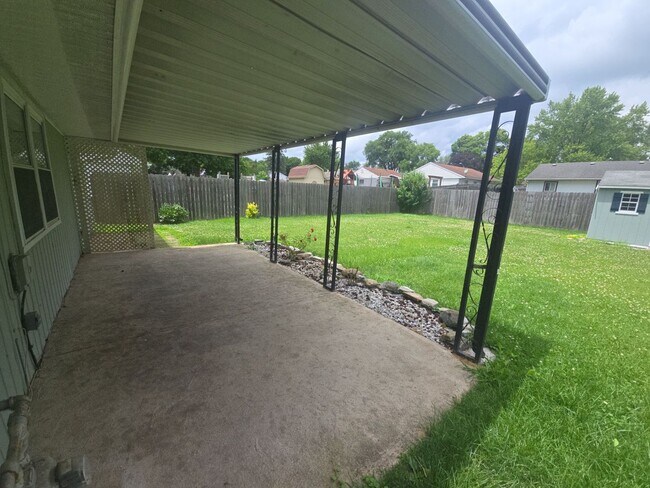 Building Photo - Welcome to this three-bedroom, one-bath home in New Carlisle, OH
