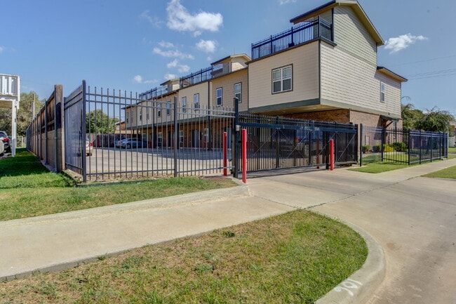 Building Photo - Stunning 3 Story Town-Home near Texas Tech...