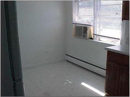 Building Photo - 306 N Cedar Ave