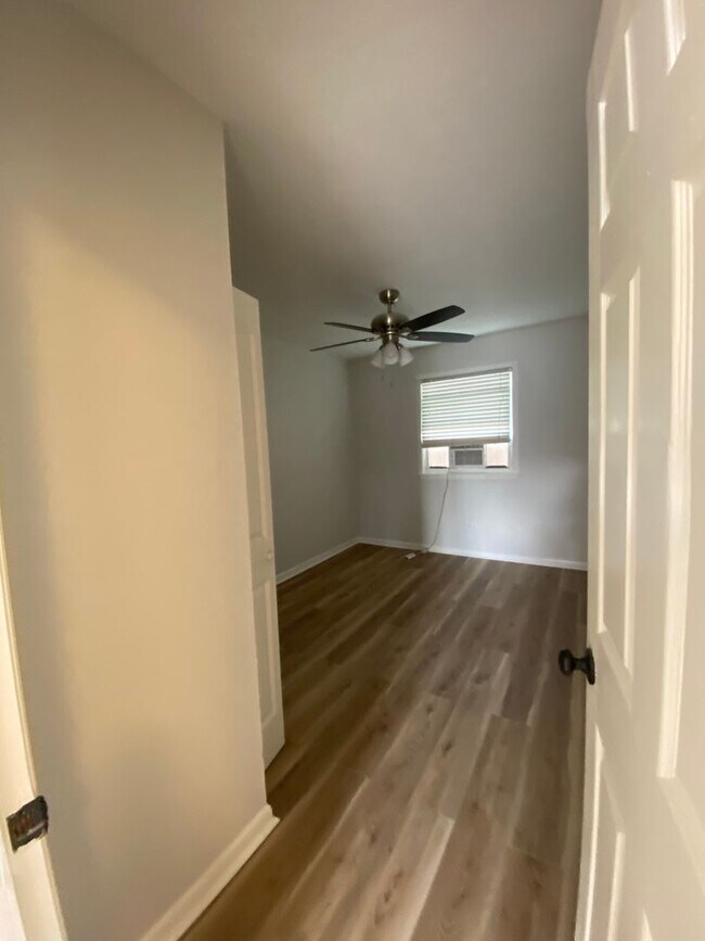 Building Photo - 1504 Oakwood Ave NE