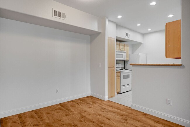 Building Photo - Stunning first floor condo with new wood floor!