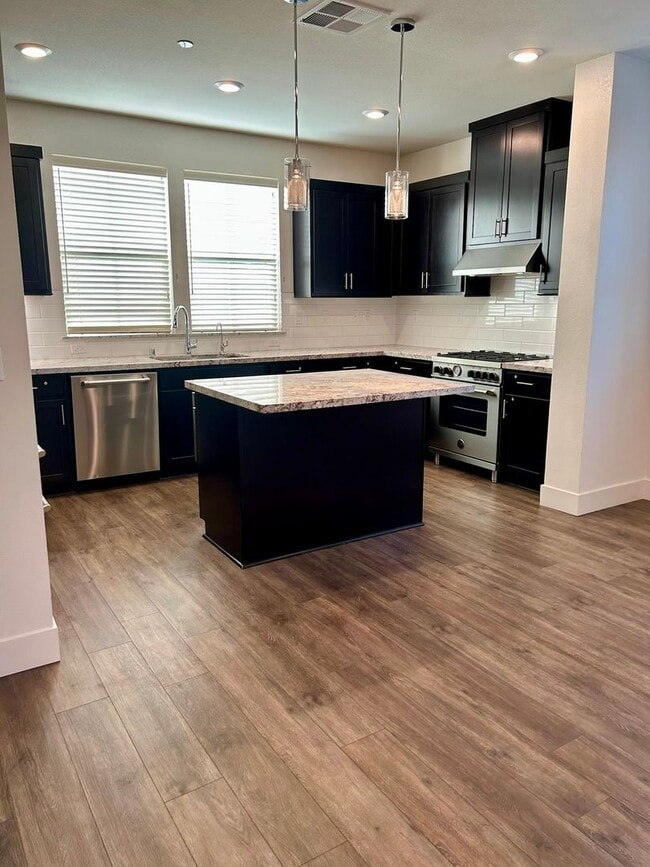 Building Photo - Centrally Located Santa Clara Townhouse