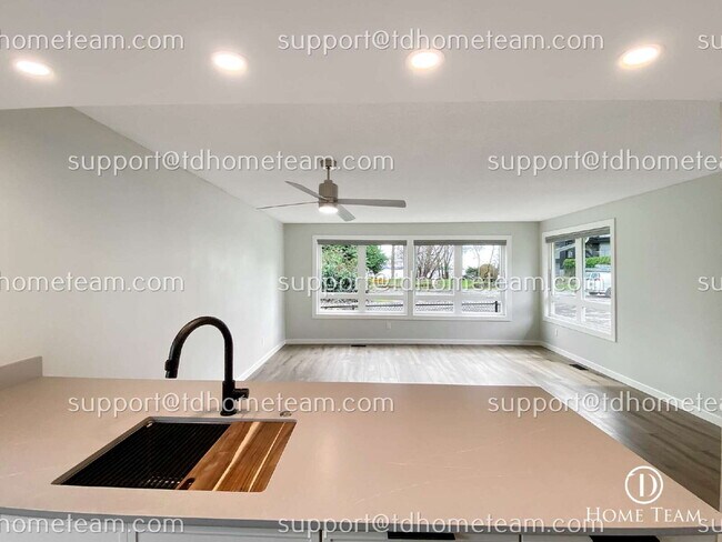 Building Photo - "Charming 1-Bed Waterfront Retreat with Scenic Lake Views & Pool in Kirkland!"