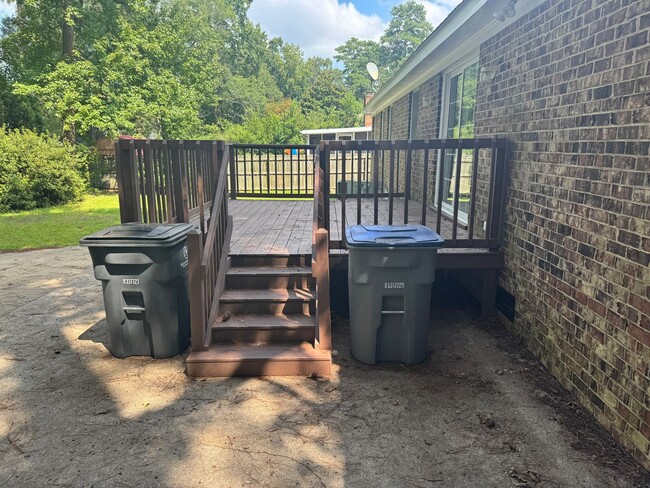 Building Photo - Spacious Rooms, Deck and Detached Garage /...