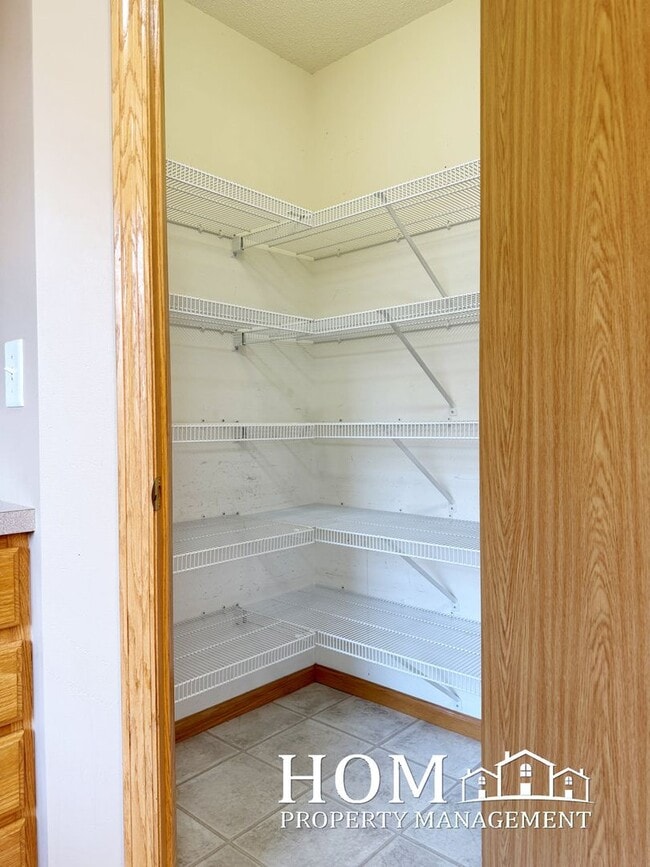 Building Photo - 3BR/2BA Townhome Available 9/1