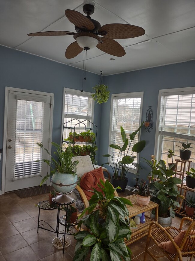 Building Photo - Outstanding FIVE Bedroom Home in Northeast Columbia!