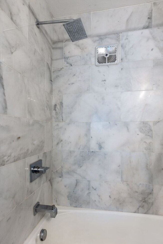 Building Photo - Prime Location 1 beroom-1 bathroom in Green Hills