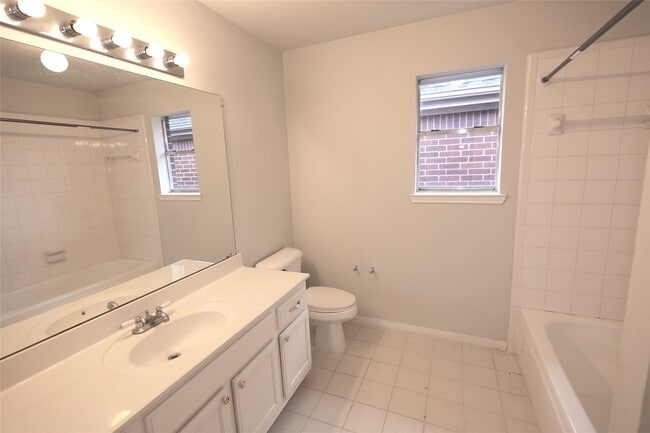 Building Photo - 3229 Continental Dr