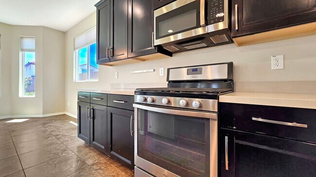Building Photo - Upgraded kitchen and lots of sq ft in Verrado!