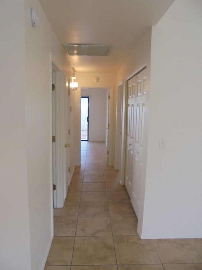 Building Photo - 9104 E Esperanza Dr